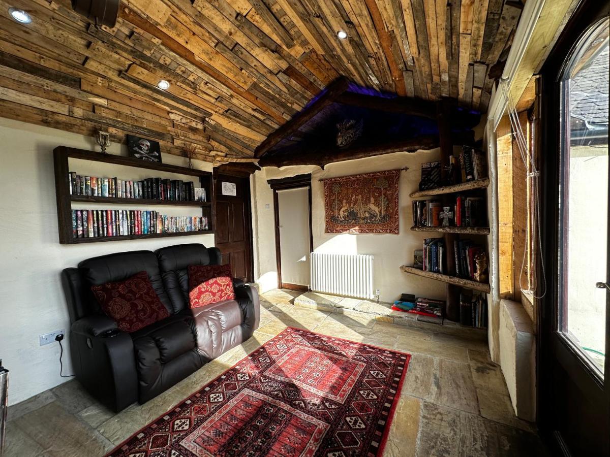 Coed Y Ddraig - Themed 3 Bedroom Cottage, With Bar & Pool Table Tregaron 외부 사진