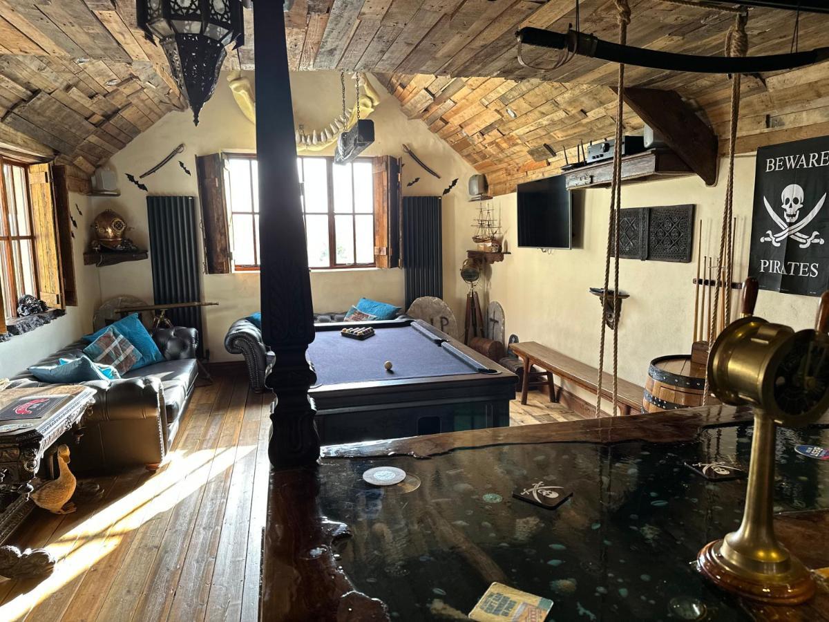 Coed Y Ddraig - Themed 3 Bedroom Cottage, With Bar & Pool Table Tregaron 외부 사진