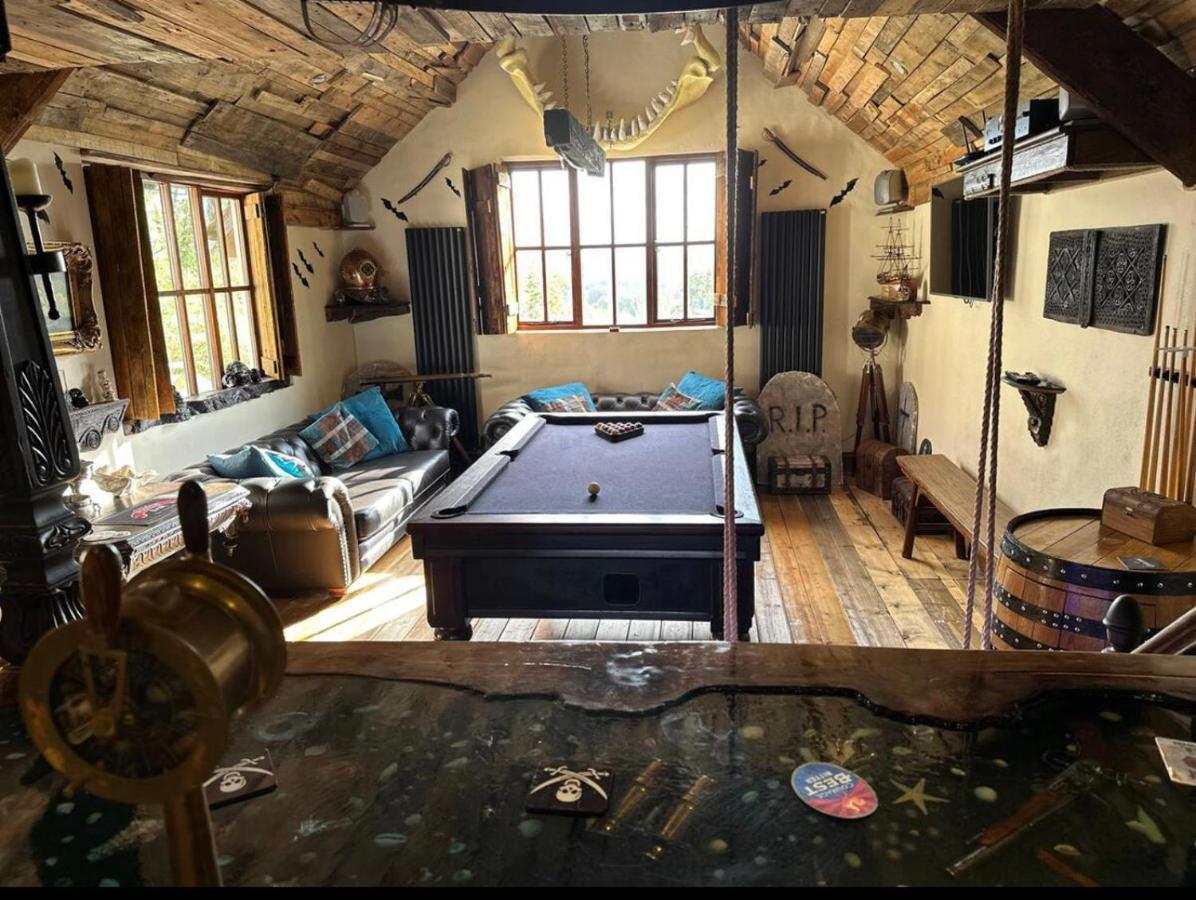 Coed Y Ddraig - Themed 3 Bedroom Cottage, With Bar & Pool Table Tregaron 외부 사진